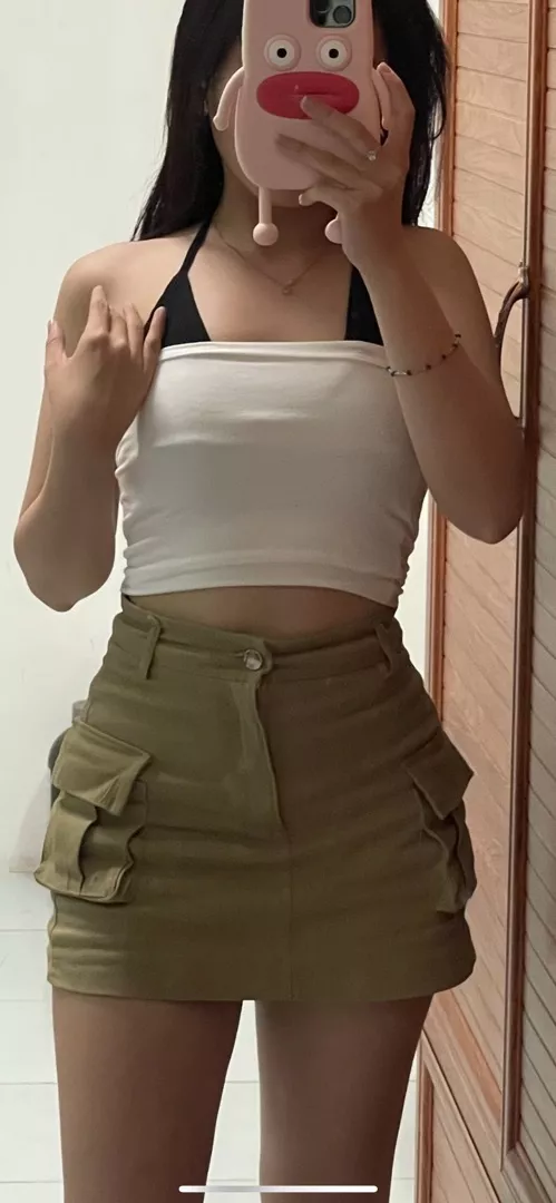 Màu sắc:nâu
Đúng với mô tả:đúng nha
Chất liệu:kaki

Váy có quần trong với cạp lưng hơi dài nên tui có sửa lại chút. Tui 43-44kg mặc size S là ôm luôn đẹp lúm 🥰