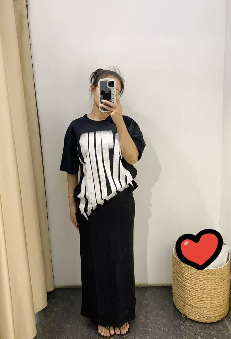 Chất liệu:thun
Màu sắc:đen
Đúng với mô tả:y hình

Form mặc siêu xinh ạ, có độ co giản tốt mình m55 mặc không thấy bị lùi luôn nè. Săn sale giá tốt mình ưng lắm nhoaa 10/10 cho em váy này nhé. Giao hàng nhanh đóng gói kỷ chịu ạ 👍🏻👍🏻👍🏻