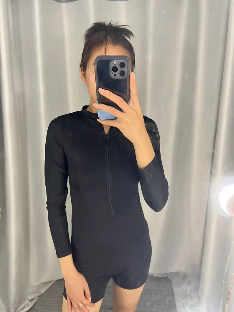 Chất lượng sản phẩm:ổn

Form tay ngắn quá xấu luôn. 1m63 46kg mặc m bị đùn tùm lum. Mút thì ngực thì may đâu dưới eo. V1 mình k bị xệ mà mặc bồ đó vô đúng kiểu v1 đâu dưới bụng á. Chê
Còn tay dài thì quá là đẹp. Mặc lên vừa khít tôn dáng quá tr 
Gói hàng mình nhận đc bị rách to như này. Còn mấy chỗ rách nhỏ nhỏ khác nữa