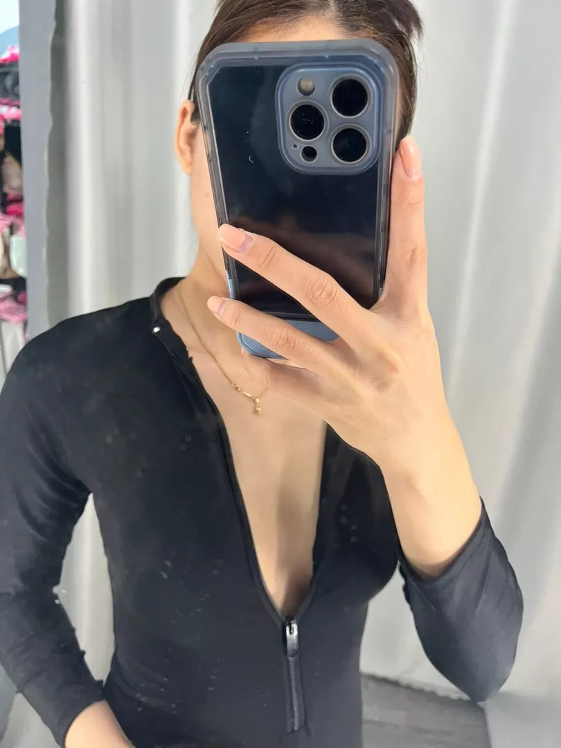 Chất lượng sản phẩm:ổn

Form tay ngắn quá xấu luôn. 1m63 46kg mặc m bị đùn tùm lum. Mút thì ngực thì may đâu dưới eo. V1 mình k bị xệ mà mặc bồ đó vô đúng kiểu v1 đâu dưới bụng á. Chê
Còn tay dài thì quá là đẹp. Mặc lên vừa khít tôn dáng quá tr 
Gói hàng mình nhận đc bị rách to như này. Còn mấy chỗ rách nhỏ nhỏ khác nữa