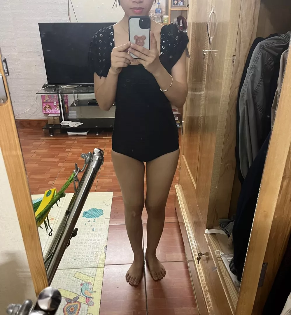 Form chuẩn theo shop ghi nhé các bạn ơi, làm theo  hướng dẫn của shop kéo bật chun ra là được. Mình cao m59 nặng 51kg mặc size L số đo 88-68-90 mặc L vẫn còn thoải mái nhé. vải may 2 lớp dày dặn, lên form gọn cực kỳ luôn ạ, trông rất sang mà vẫn trẻ trung. Ưng nha :D cho shop 5 sao