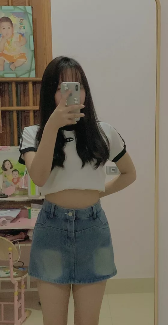 Màu sắc:xanh nhatj
Đúng với mô tả:đúng
Chất liệu:jean

Huhu chân váy đẹp lắm ọ nhma màu ngoài đấm hơn xíu ý huhu mình tưởng form nhỏ nên đặt sz M rộng lắm á huhu đáng mua nhé mn giao hàng nhanh nữa ọ mình đặt 15/4 mà 16/4 có ròi ý