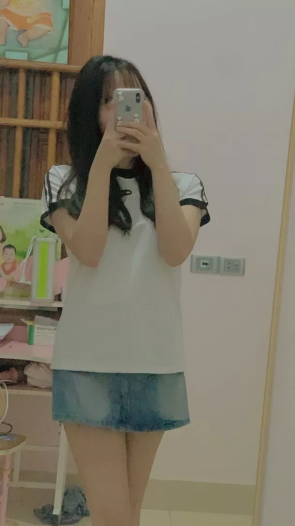 Màu sắc:xanh nhatj
Đúng với mô tả:đúng
Chất liệu:jean

Huhu chân váy đẹp lắm ọ nhma màu ngoài đấm hơn xíu ý huhu mình tưởng form nhỏ nên đặt sz M rộng lắm á huhu đáng mua nhé mn giao hàng nhanh nữa ọ mình đặt 15/4 mà 16/4 có ròi ý
