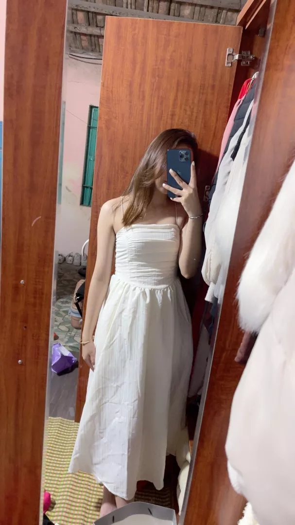 mình m6 48kg mặc sz S dài đến mắt cá chân lun nha, đằng sau váy có bo chun nên những b người bé như mình k lo bị tụt dau nha 🤣🤣 mặv di bien quá hợp ly lun
