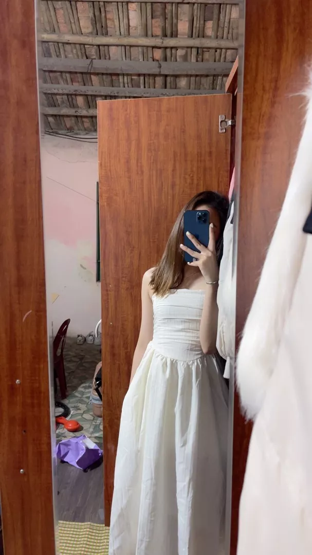 mình m6 48kg mặc sz S dài đến mắt cá chân lun nha, đằng sau váy có bo chun nên những b người bé như mình k lo bị tụt dau nha 🤣🤣 mặv di bien quá hợp ly lun