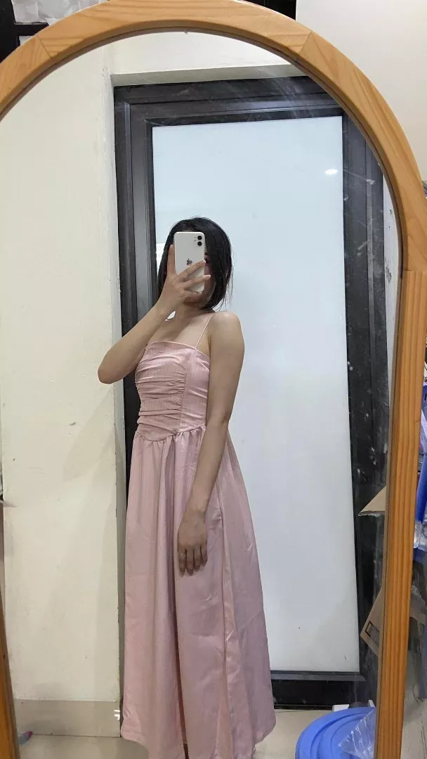 Váy xinh xỉu luôn á mọi người ơii kh nghĩ váy rẻ mà xinh như z đc đouu chất lượng thật sự 10 đỉm lên form người đẹp nha ôm người nhẹ nhàng 2 lớp xịn nhaaa đinh lấy be nhưng suy nghĩ lại hồng xinh hơn nên nhờ shop đổi nhiệt tình lắm ạ