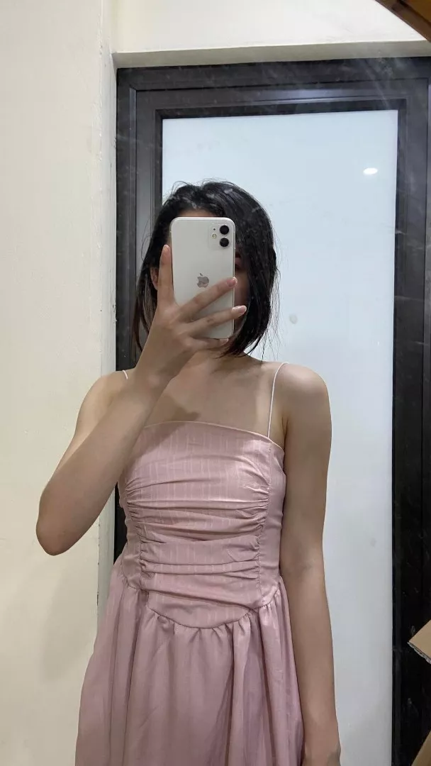 Váy xinh xỉu luôn á mọi người ơii kh nghĩ váy rẻ mà xinh như z đc đouu chất lượng thật sự 10 đỉm lên form người đẹp nha ôm người nhẹ nhàng 2 lớp xịn nhaaa đinh lấy be nhưng suy nghĩ lại hồng xinh hơn nên nhờ shop đổi nhiệt tình lắm ạ
