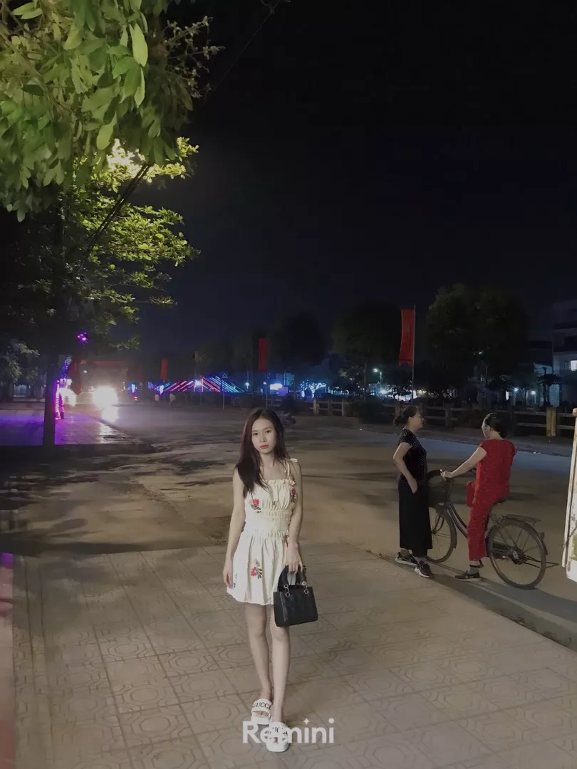 Đúng với mô tả:shop giao hàng nhanh giá cả phù hợp nên mua nha mọi người mk sẽ ủng hộ shop tiếp
Chất liệu:vải mát
Màu sắc:kem