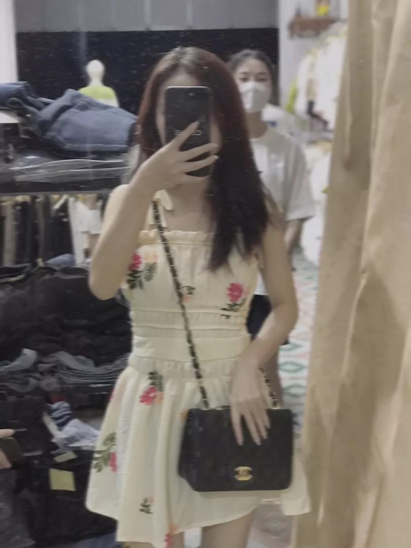 Đúng với mô tả:shop giao hàng nhanh giá cả phù hợp nên mua nha mọi người mk sẽ ủng hộ shop tiếp
Chất liệu:vải mát
Màu sắc:kem