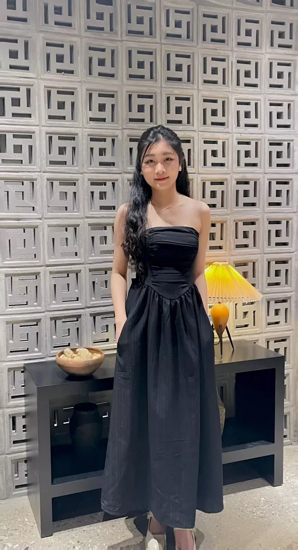 Màu sắc:black

Váy giống hình, có thể mặc cúo ngực hoặc 2s. Mình 43kg m6 mặc vừa nha. 
Mình mới mặc 1l chụp hình muốn pass lại cho bạn nào cần. 
[ ZALO : 0857033129 ]