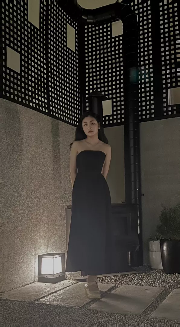 Màu sắc:black

Váy giống hình, có thể mặc cúo ngực hoặc 2s. Mình 43kg m6 mặc vừa nha. 
Mình mới mặc 1l chụp hình muốn pass lại cho bạn nào cần. 
[ ZALO : 0857033129 ]