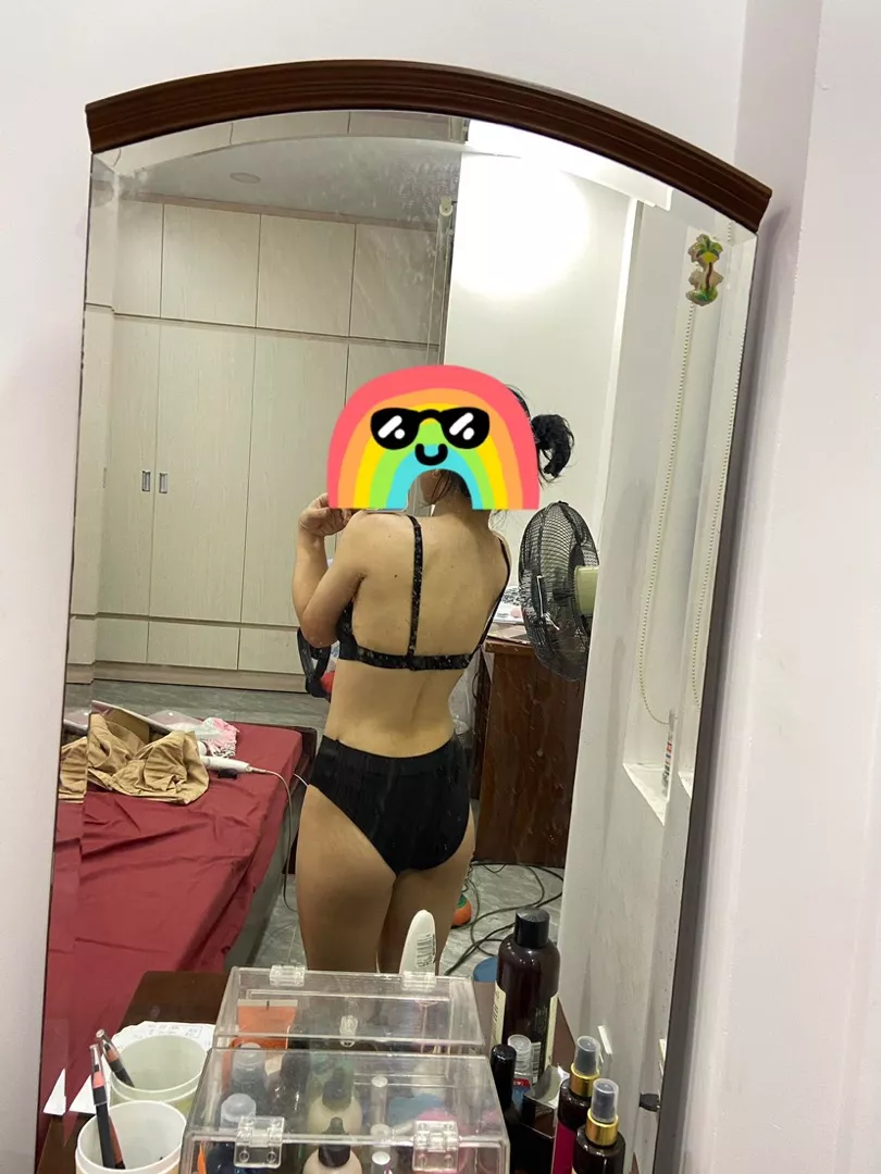 1m5 42kg, áo S quần L (mông 90 đùi 54), dày dặn thun gân, phần đũng quần to hợp làm bikini hơn đồ lót, đồ lót thì sẽ hơi dày