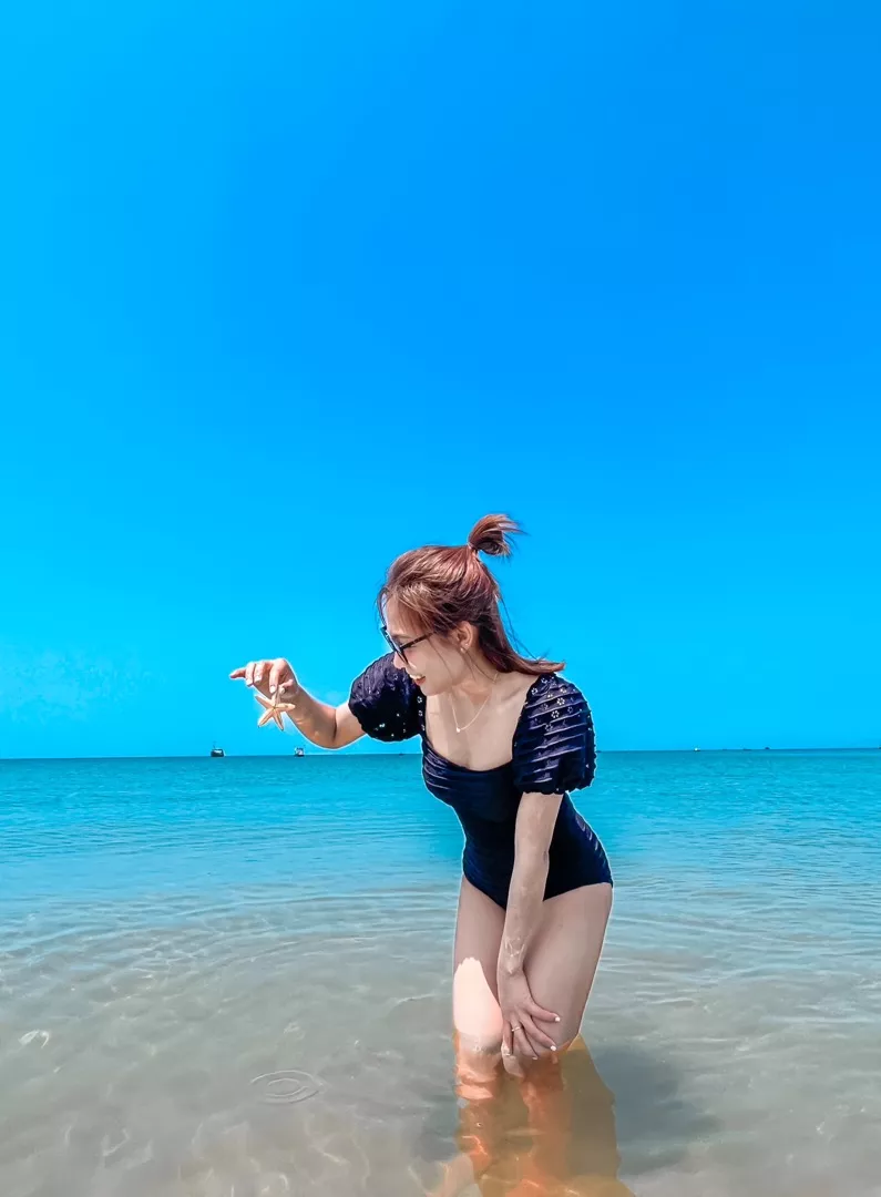 51kg 1m60 mặc size L vừa, nếu được thì shop nên làm chun phần mông hơi dãn ra chút và phần thân dài ra vì mình thấy form hơi ngắn xíu nhưng lên dáng vẫn rất ưng, che khuyết điểm. Nên mua nhé ce 🥰