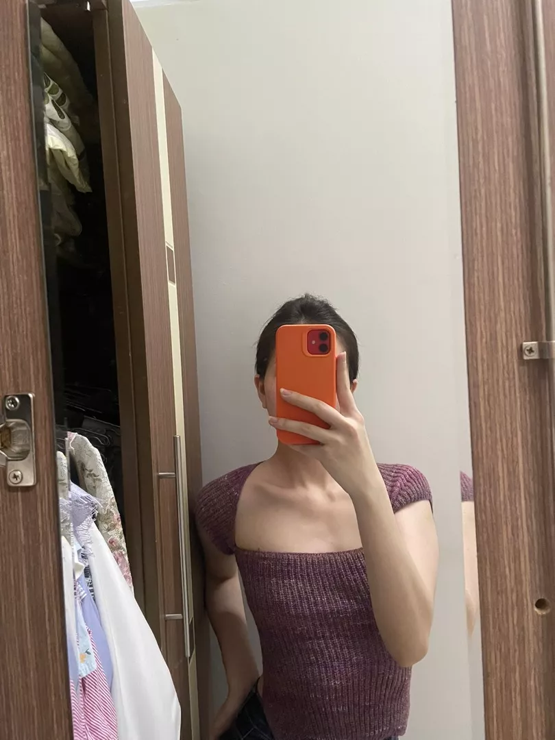 Đúng với mô tả:ddejp nhuw hinhf nhaaa
Màu sắc:tím sọc
Chất liệu:dệt kim

Áo đẹp nhaaa nhưng mình mặc thấy hơi kích phần nách cứ sợ bị rách à🥲