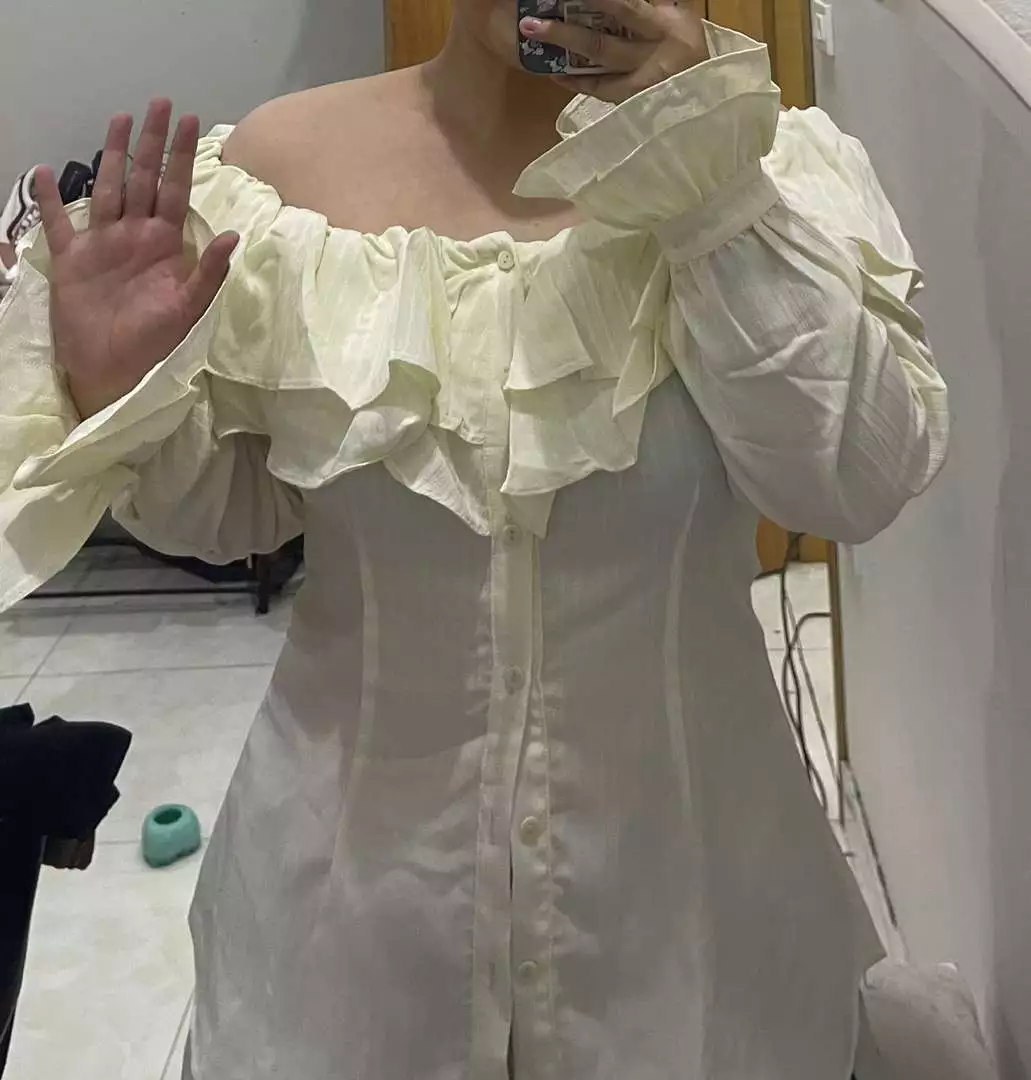 Màu sắc:trắng
Chất liệu:mềm mịn
Đúng với mô tả:oki

Áo chất vải xịn và form đẹp so với tầm giá rất ok , tôn dáng lắm  nha. Shop rất nhiệt tình đóng gói khá ổn shop rất thân thiện và luôn sẵn sàng giúp đỡ các bạn. Nch là rất ưng ạ , mong shop ra thật nhiều sản phẩm chất lượng và tốt hơn , giá cao hơn xíu cx vẫn mua ạ :33