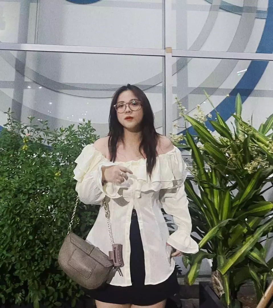 Màu sắc:trắng
Chất liệu:mềm mịn
Đúng với mô tả:oki

Áo chất vải xịn và form đẹp so với tầm giá rất ok , tôn dáng lắm  nha. Shop rất nhiệt tình đóng gói khá ổn shop rất thân thiện và luôn sẵn sàng giúp đỡ các bạn. Nch là rất ưng ạ , mong shop ra thật nhiều sản phẩm chất lượng và tốt hơn , giá cao hơn xíu cx vẫn mua ạ :33