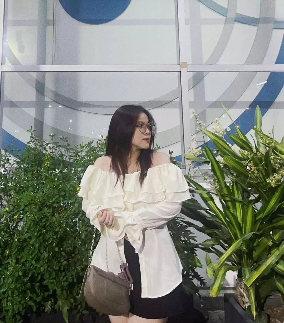 Màu sắc:trắng
Chất liệu:mềm mịn
Đúng với mô tả:oki

Áo chất vải xịn và form đẹp so với tầm giá rất ok , tôn dáng lắm  nha. Shop rất nhiệt tình đóng gói khá ổn shop rất thân thiện và luôn sẵn sàng giúp đỡ các bạn. Nch là rất ưng ạ , mong shop ra thật nhiều sản phẩm chất lượng và tốt hơn , giá cao hơn xíu cx vẫn mua ạ :33