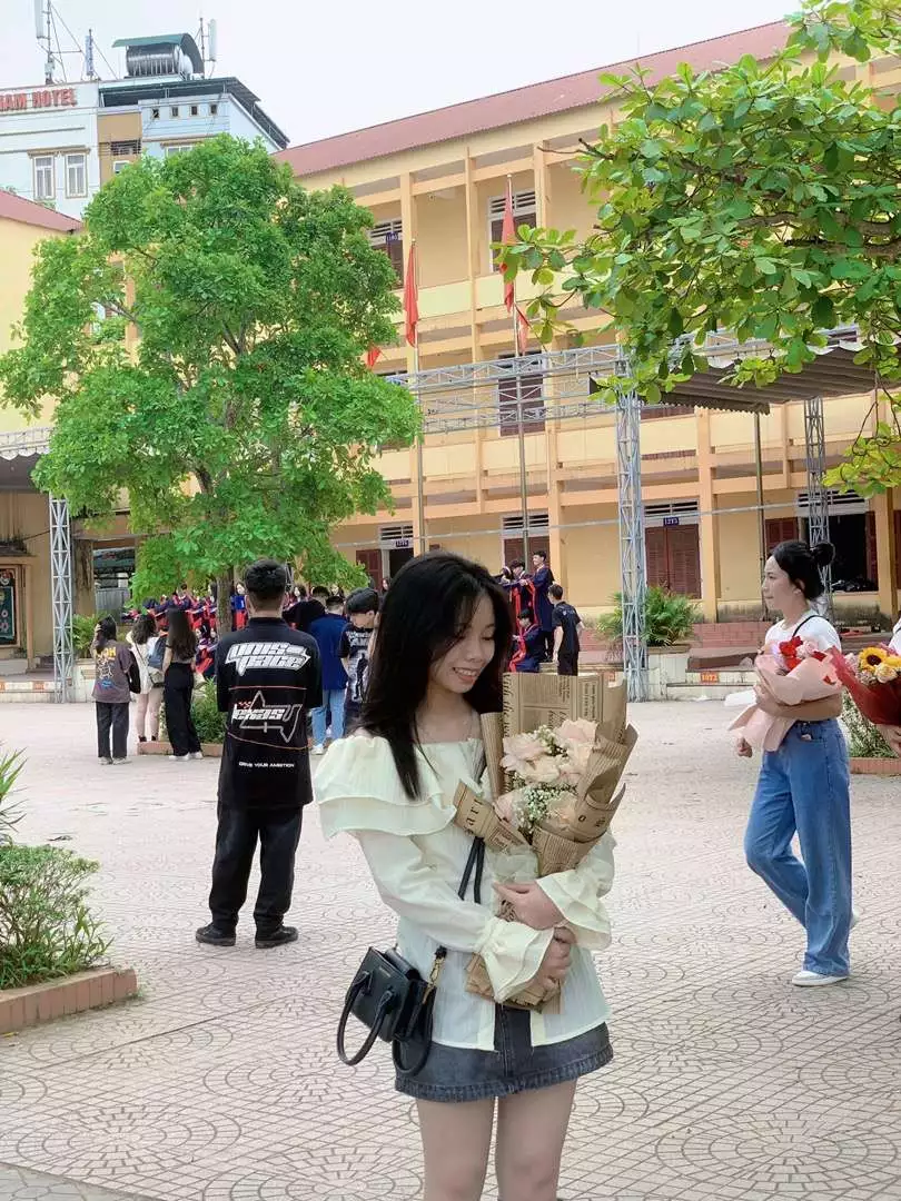 Đúng với mô tả:xịn
Chất liệu:đẹp
Màu sắc:trắng be

Áo xinh, form đẹp oke lắm luôn ạ , tôn dáng nha
Đáng đồng tiền để mua nhé🥰🥰🥰
Shop rất y tín luôn , đóng gói hàng đẹp
Mình nhờ shop giao nhanh kịp ngày 5 là ngay ngày 15 có lun nè , rất ấn tượng🥰🥰
Mua đc nha mn uii