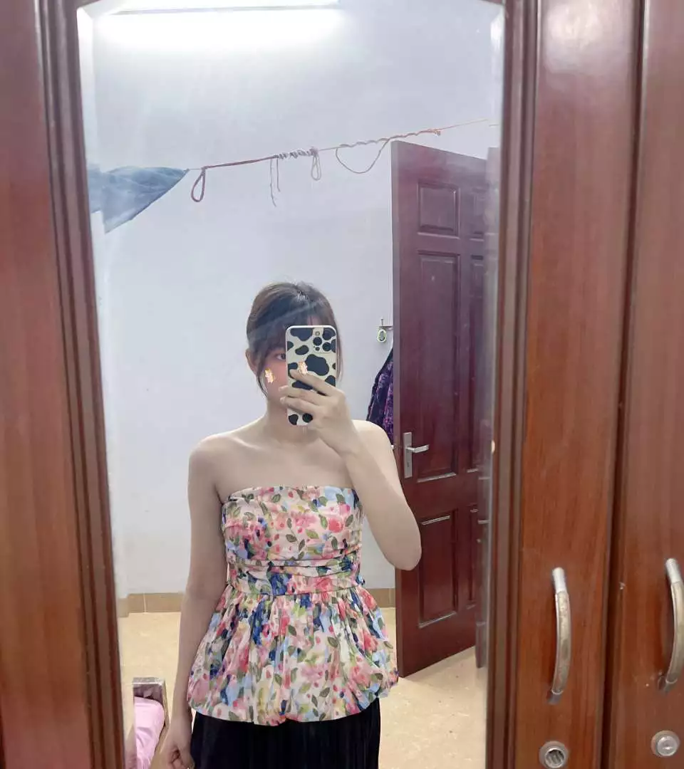 áo mặc rất ôm ngực 
chiếc áo mà phối vs gi thấy cũng đẹp
mẫu này đang hot thì phải mà mua của shop đc giá hời quá trời