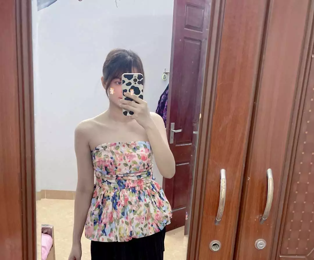 áo mặc rất ôm ngực 
chiếc áo mà phối vs gi thấy cũng đẹp
mẫu này đang hot thì phải mà mua của shop đc giá hời quá trời