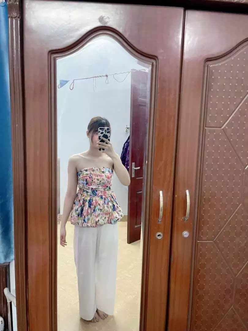 áo mặc rất ôm ngực 
chiếc áo mà phối vs gi thấy cũng đẹp
mẫu này đang hot thì phải mà mua của shop đc giá hời quá trời