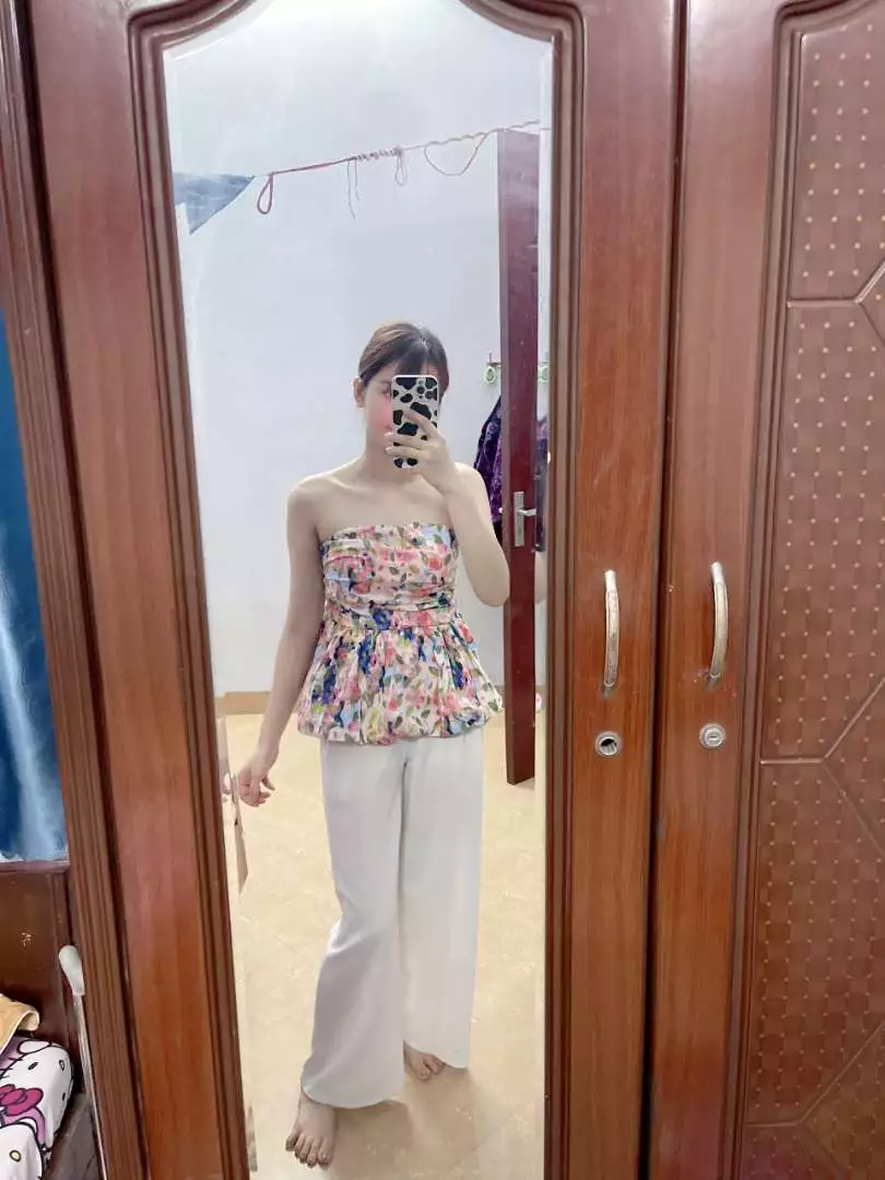 áo mặc rất ôm ngực 
chiếc áo mà phối vs gi thấy cũng đẹp
mẫu này đang hot thì phải mà mua của shop đc giá hời quá trời