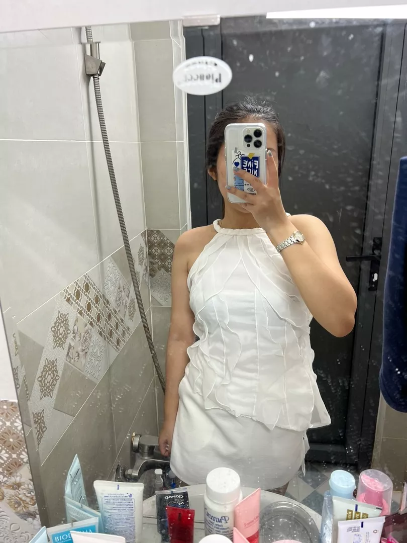 Màu sắc:trắng

Mình m58 48kg size S nha vừa y đúc. Váy có quần trong mà vải cầm chắc tay lắm, vừa y cái eo luôn. Phần áo thì có dây kéo bên hông. Mừ đỉm đáng mua