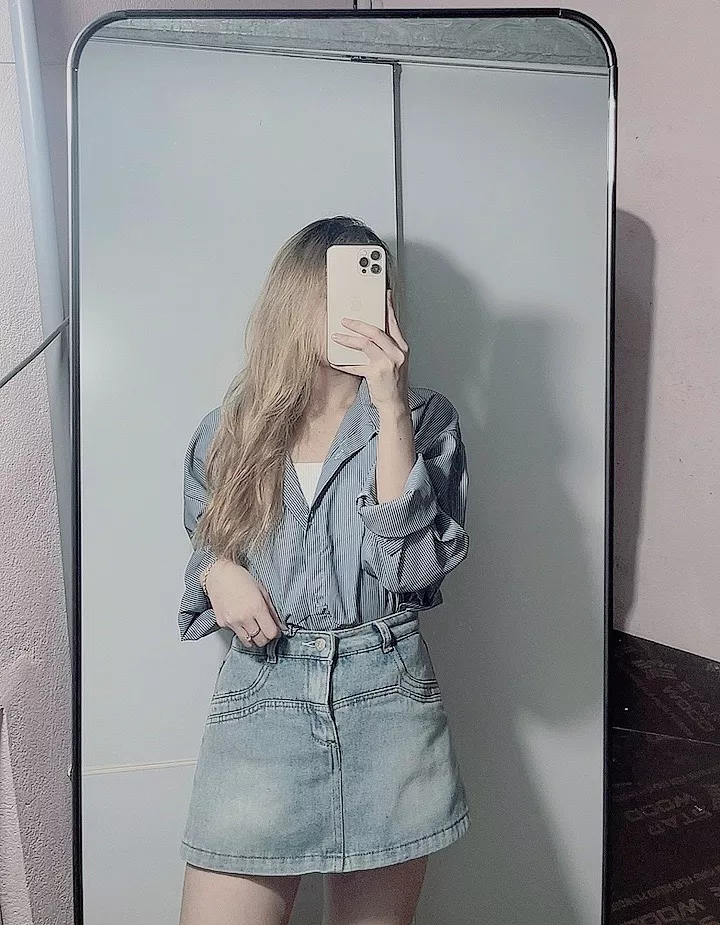 Đúng với mô tả:đúng
Màu sắc:đúng
Chất liệu:ok

Váy nhìn ok 
Nhìn phía trước thì kh lộ
Nhưng mặc nhìn phía sau bị lộ hơi ngắn