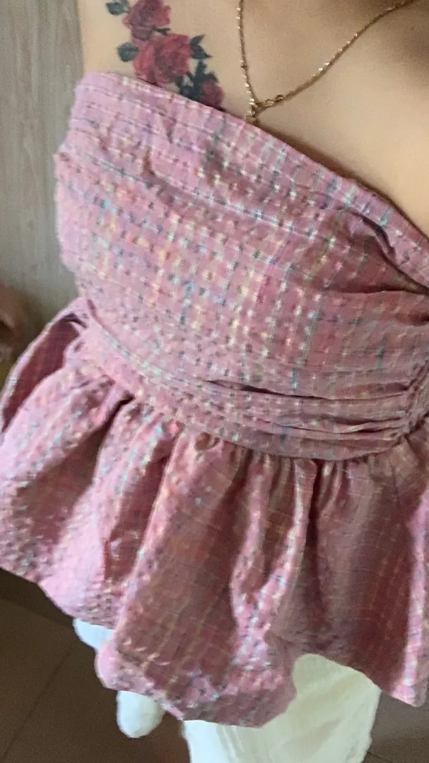 Màu sắc:Hồng
Chất liệu:xốp
Đúng với mô tả:10₫

Áo đẹp mặc lên xinh chất liệu mát lắm nha k bị nóng đâu 
Giao hàng nhanh 
Còn ủng hộ shop ạ