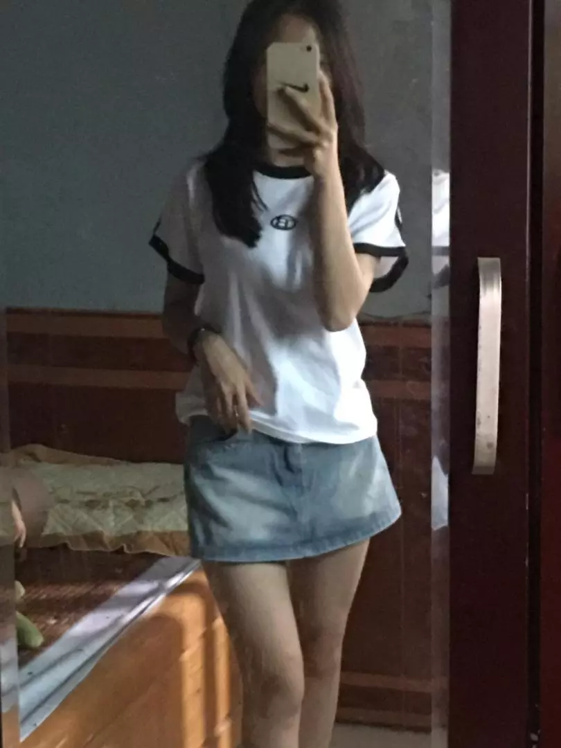 Chất liệu:jeans
Màu sắc:nhạt

Để mình nhận xét chân thực nhất với giá 111k mình áp mã vào , shop cần lưu ý
+Đối với sz s thì shop cần làm ống quần nhỏ lại mình 44kg eo vừa nhưng quần thì ngồi xuống bị lộ
+ shop nên đầu tư miếng vải cho phần tam giác còn thiếu 
+ Quần trong shop cần cho ngắn đi bổ mặc lên quần trong còn dài hơn ảnh kia là mình cố kéo dài váy thì mới đc như vậy 
Nói chung là fdối với sz s thì hầu như mn khá bé nên shop lưu ý làm nhỏ quần trong lại và ngắn đi thì đeph
Mình m58 44kg eo vừa đùi rộng