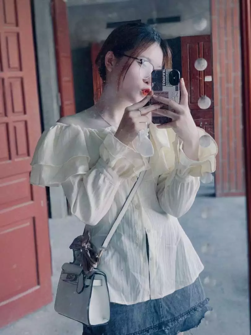 Đúng với mô tả:đẹp
Màu sắc:xinh
Chất liệu:oki

Giao hàng nhanh. Đóng gói kỹ càng và đẹp lắm lun. Áo đẹp lắm ạ. Chất vải xịn lắm mọi người. Với giá như vậy thì chất lượng quá tốt rồi ạ. Mặc vừa với người lắm lun. Chưa bao giờ mua hàng online giá rẻ mà mình hài lòng như thế. Mọi người nên mua nhaaa. Có dịp nhất định mình sẽ ủng hộ shop tiếp heheee 🥰 10 điểm cho sốpppp 🌷✨🫶🏻
