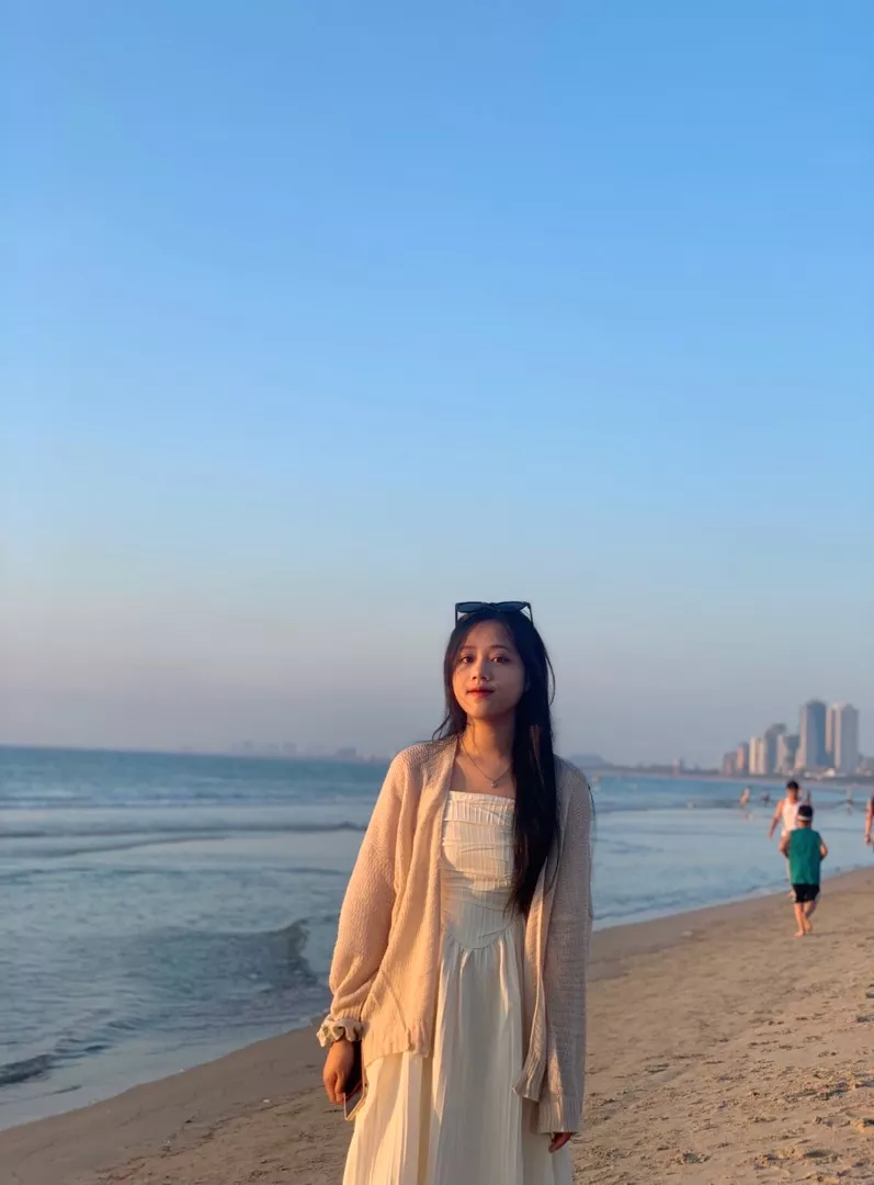 Phần ngực váy hơi cao 
Phần dây dãn dễ bị chùn khi giặt nhiều 
Tất cả đều ổn trừ phần ngực váy mọi người nhìn hình nha 🥲