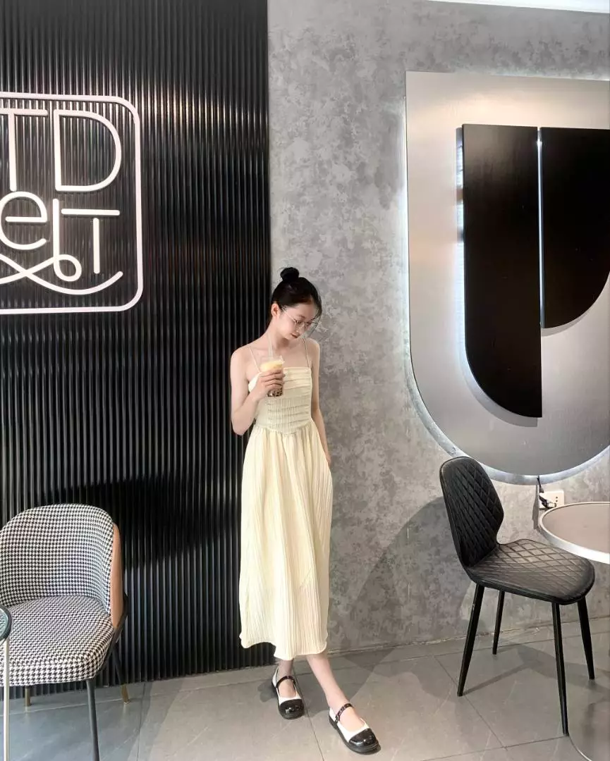 Đúng với mô tả:đúng
Màu sắc:trắng
Chất liệu:cotton đũi

Váy mặc lên tone dáng lắm, xinh xỉu luôn. Đã mua ở shop khá nhiều lần mà lần nào cũng ưng. sẽ ủng hộ dài dài ,nên thử nha mng giao hàng nhanh lắm