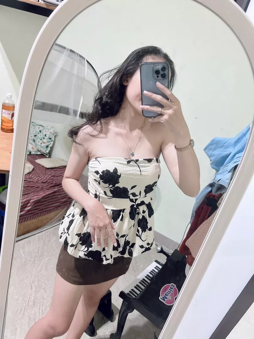 Vải xinh, đúng mẫu. Mặc lên đẹp lắm nha mấy bà. Nên mua nha =))) chắc tui mua thêm mấy màu nữa để dành quá. Đẹp nhức nách