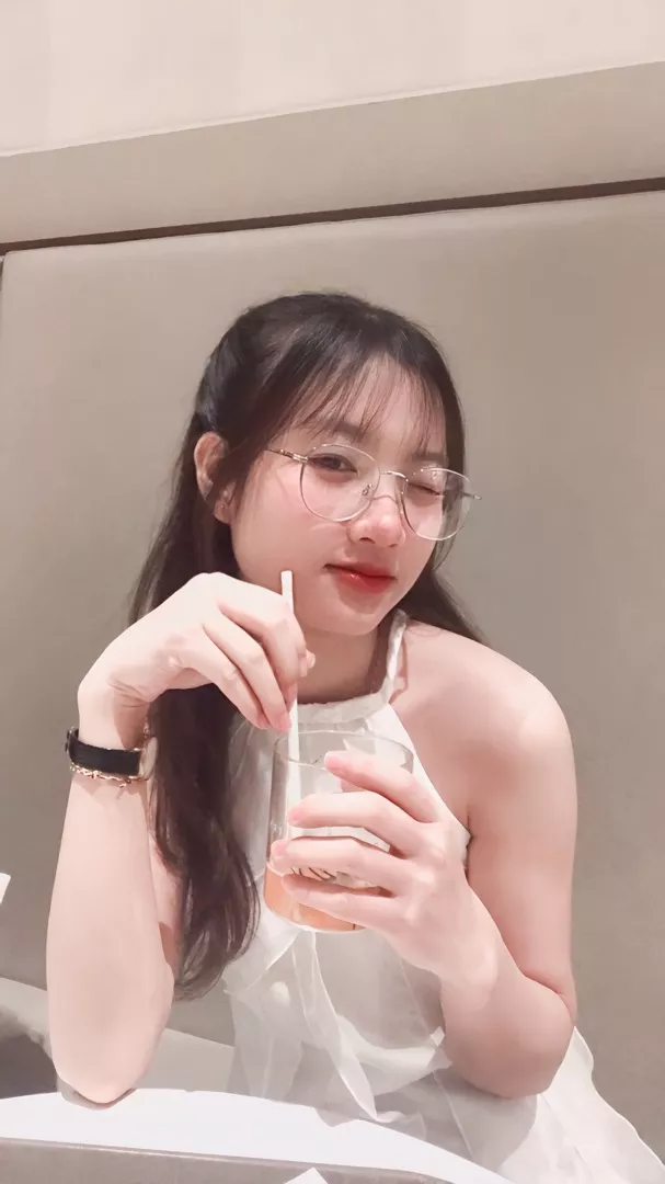 Mình mặc áo phối với chân váy đen. Áo đẹp nhưng chân váy lên form cũng bthg. Mình 1m6 45kg size S