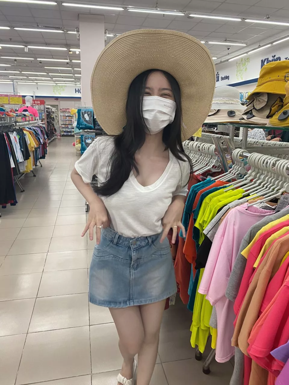 bị ống dài ống ngắn, chú ý kĩ mới thấy, màu váy bên ngoài hơi sậm hơn trong ảnh nhé mng, m6 43kg M bị rộng eo miếng nhe trên ảnh là váy chưa đem đi bóp nhé