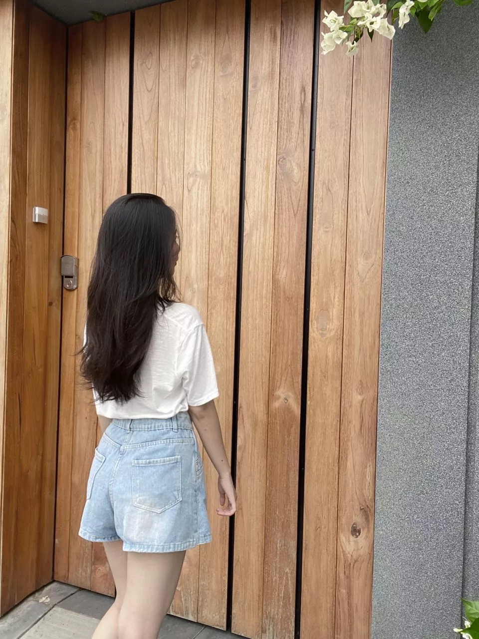 bị ống dài ống ngắn, chú ý kĩ mới thấy, màu váy bên ngoài hơi sậm hơn trong ảnh nhé mng, m6 43kg M bị rộng eo miếng nhe trên ảnh là váy chưa đem đi bóp nhé