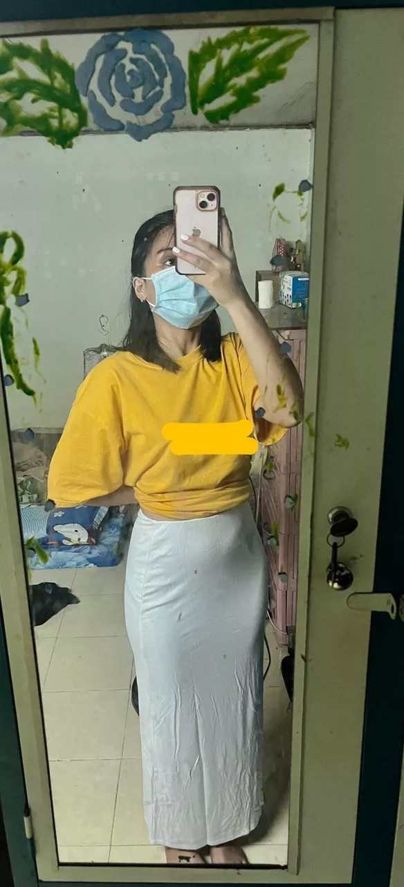 Váy form đẹp nha mn ơi, 1m58 mặc dài như hình, vải thun mềm lắm, 2 lớp, vải này sài bền giặt nhiều lần k cũ nhanh, lưng thun co giãn, mặc 1 tgian thun giãn hư mn tháo rời thay thun mới đc, hbua m có mua chỗ khác mà màu đen, rẻ hơn 10k nhưng vải khô hơn giặt nhiều mau cũ.