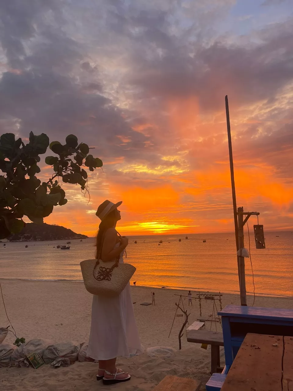 Đúng với mô tả:đúng
Chất liệu:vải mềm
Màu sắc:trắng

Cái đầm xinh thật sự luôn ạ! Có 126k mà ta nói quá xuất sắc. Lên form xinh cực. Vải dày đẹp có bo chun phía sau thoải mái. E xin chấm 100 ⭐️. Xứng đáng để mua nha mn