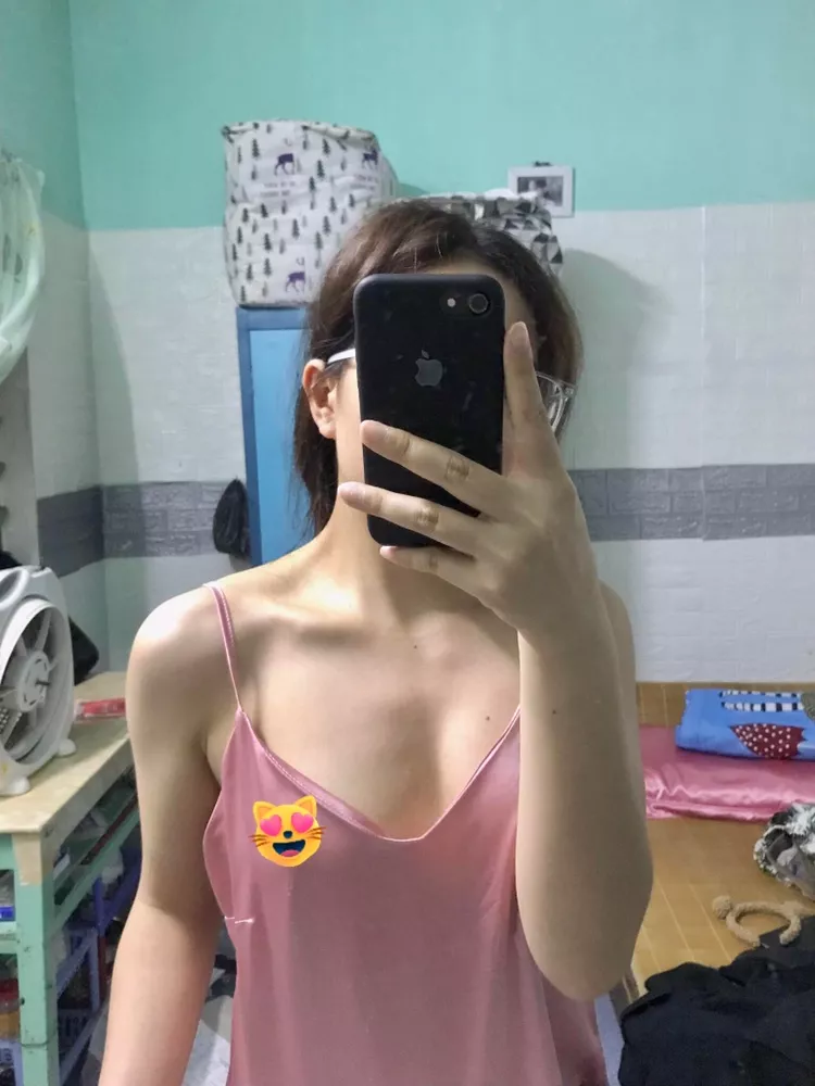 Màu sắc:hồng phấn
Chất liệu:lụa
Đúng với mô tả:rất đẹp và mát

Nên mua nha m.n ơi vải mát và mềm mịn lắm nè, bộ này hơi ngắn nên mặc lúc ngủ thôi nha, giấc ngủ tốt cần được thư giãn và thoải mái vậy nên mặc những đồ mà mình cảm thấy thoải mái nhất nè siu đẹp, sẽ ủng hộ shop tiếp nè cảm ơn shop nhìu giao hàng cũng nhanh lắm nha