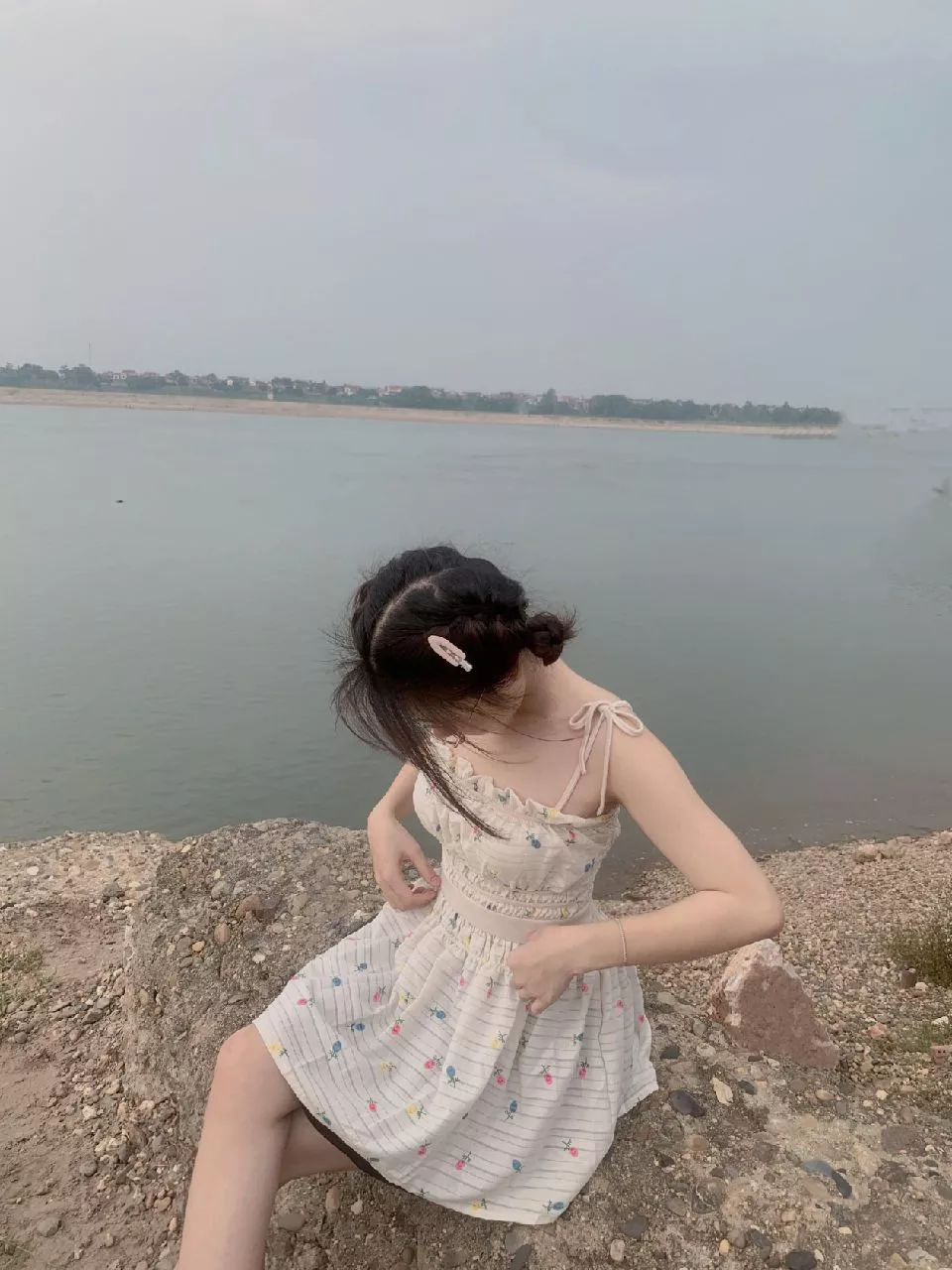 Đúng với mô tả:đúng
Màu sắc:kem
Chất liệu:vải xước

Áo đẹp nma mình tưởng là vải xốp ai ngờ shop đã đổi chất vải thành vải xước nma không sao áo vẫn đẹp. Ship nhanh,nên mua