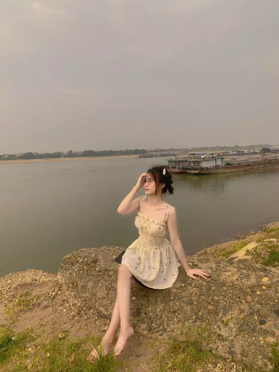 Đúng với mô tả:đúng
Màu sắc:kem
Chất liệu:vải xước

Áo đẹp nma mình tưởng là vải xốp ai ngờ shop đã đổi chất vải thành vải xước nma không sao áo vẫn đẹp. Ship nhanh,nên mua