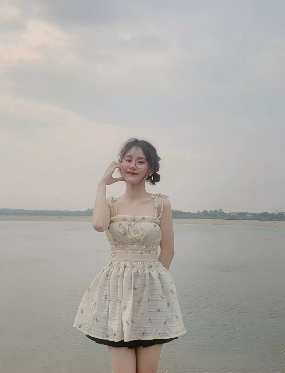 Đúng với mô tả:đúng
Màu sắc:kem
Chất liệu:vải xước

Áo đẹp nma mình tưởng là vải xốp ai ngờ shop đã đổi chất vải thành vải xước nma không sao áo vẫn đẹp. Ship nhanh,nên mua