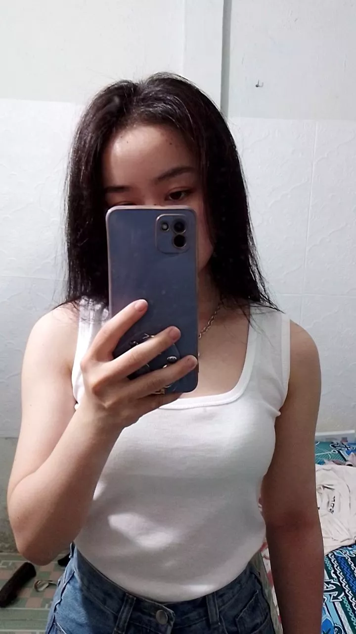 Giao hàng nhanh, áo khá mỏng, ko ôm như mình nghĩ nhưng giá rẻ ko dám đòi hỏi nhiều