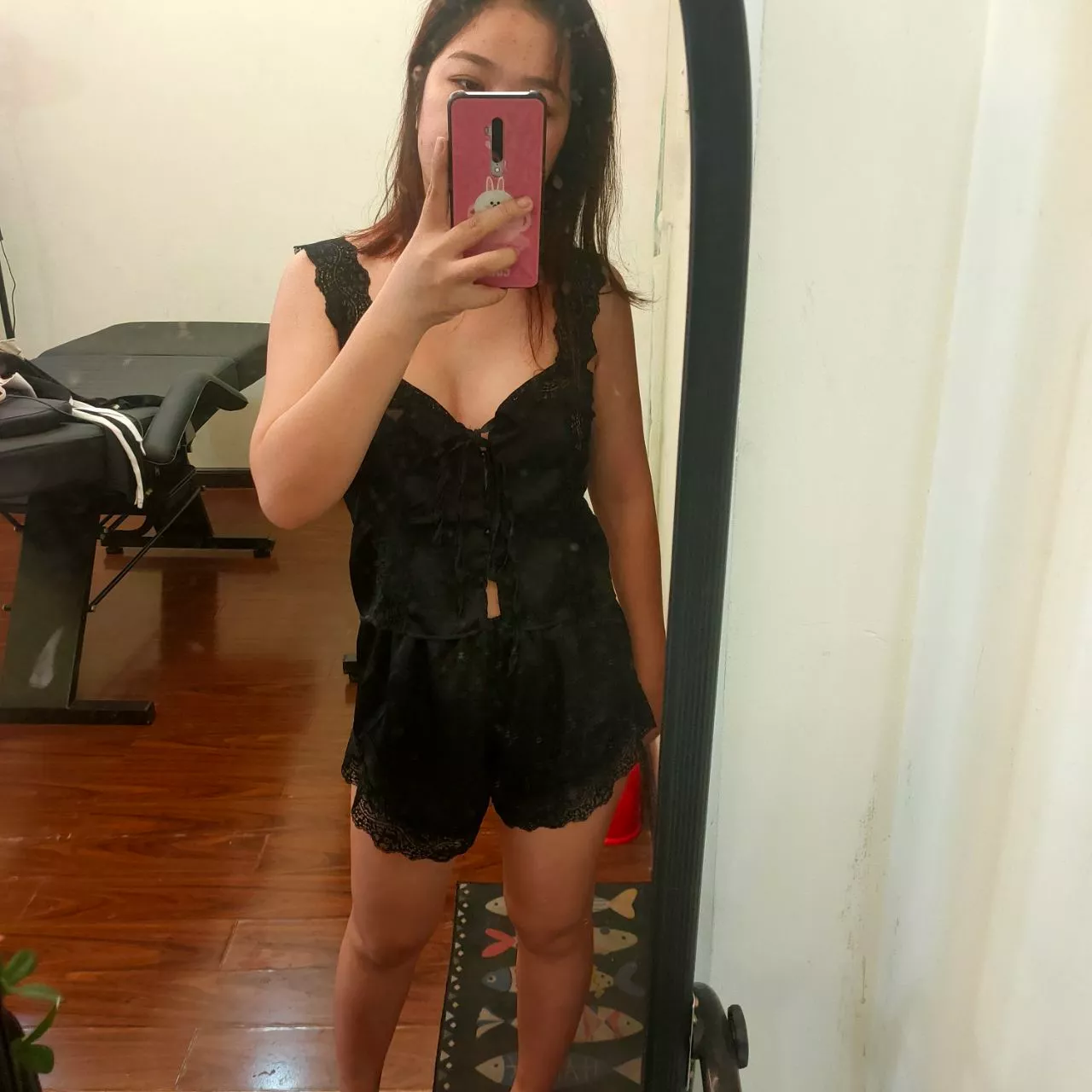 Đúng với mô tả:đúng
Màu sắc:đen
Chất liệu:satin

Lên form ổn, chất hơi mỏng và rũ, giao hàng nhanh. ❤️
