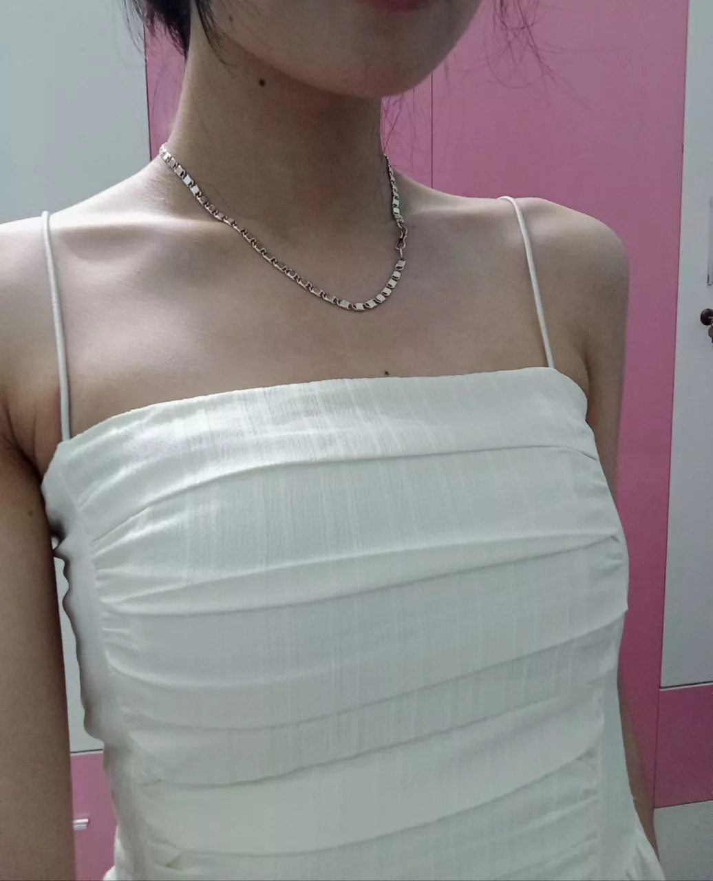 Màu sắc:trắng kem

Váy xinh lắm lắm mng ơi, mình m55 43kg hơi gầy mà  mặc vừa in k bị dài quá đâu đúng chiều dài mình muốn luôn, váy k phải trắng hẳn mà hơi ngả màu kem ấy, có 2 lớp k lo bị lộ, mặc đi chơi hay đi biển thì khỏi bàn luôn, highly recommended cho mng nhé