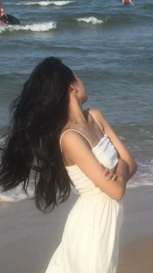 Màu sắc:be
Chất liệu:kh biết mà đẹp lắm
Đúng với mô tả:đúng

váy xinh lắm mặc tông dáng cực mà đứa chụp ảnh kh có khiêu nên dìm cảnh dìm người dìm luôn cái váy