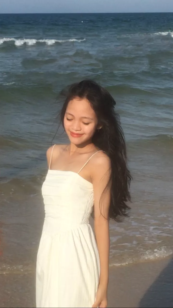 Màu sắc:be
Chất liệu:kh biết mà đẹp lắm
Đúng với mô tả:đúng

váy xinh lắm mặc tông dáng cực mà đứa chụp ảnh kh có khiêu nên dìm cảnh dìm người dìm luôn cái váy