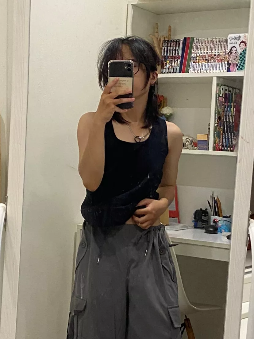 Áo đen của shop rất là ok luôn ấy ạ, size, kích thước, form dáng chất vải dày mềm khá hợp í mình, nma sang cái áo trắng thì nó mỏng quá đi mất -.- k mặc gì bên trong là lộ rõ lun nha