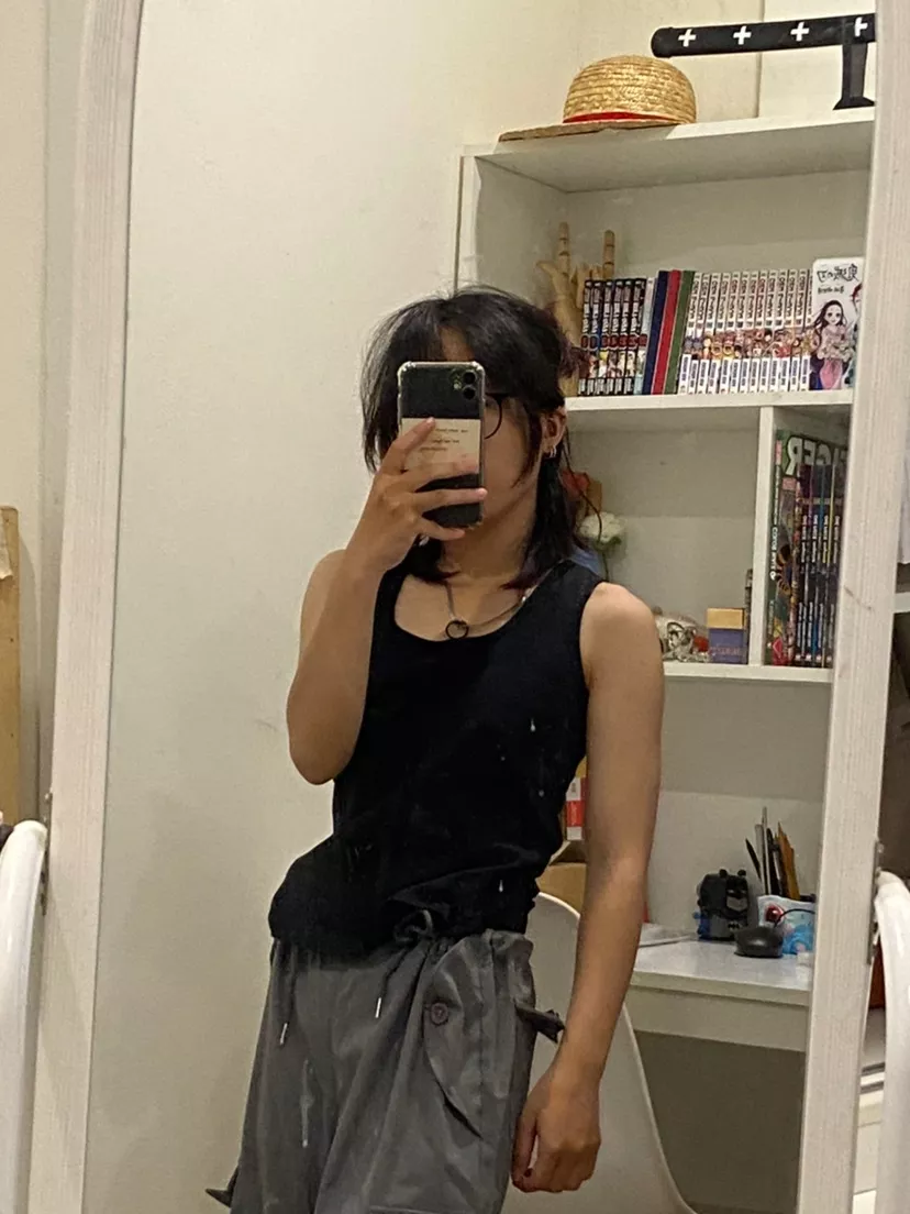 Áo đen của shop rất là ok luôn ấy ạ, size, kích thước, form dáng chất vải dày mềm khá hợp í mình, nma sang cái áo trắng thì nó mỏng quá đi mất -.- k mặc gì bên trong là lộ rõ lun nha